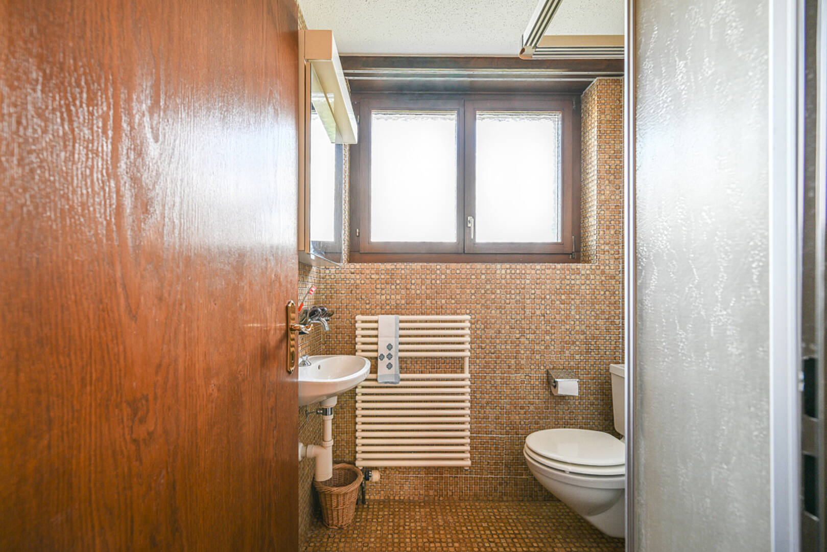 Kleines retro Badezimmer mit Mosaikfliesen