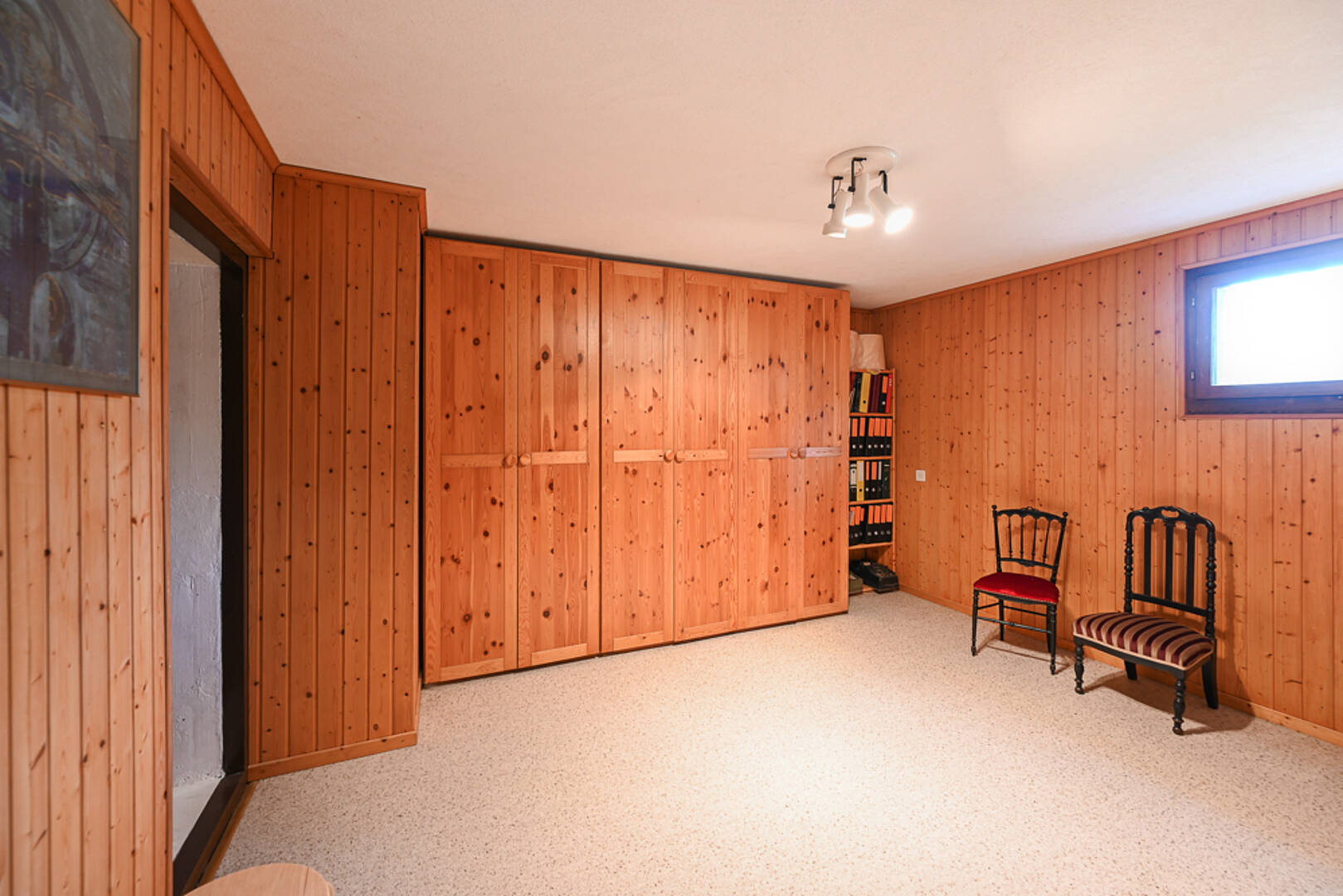 Holzvertäfelter Raum mit Einbauschrank