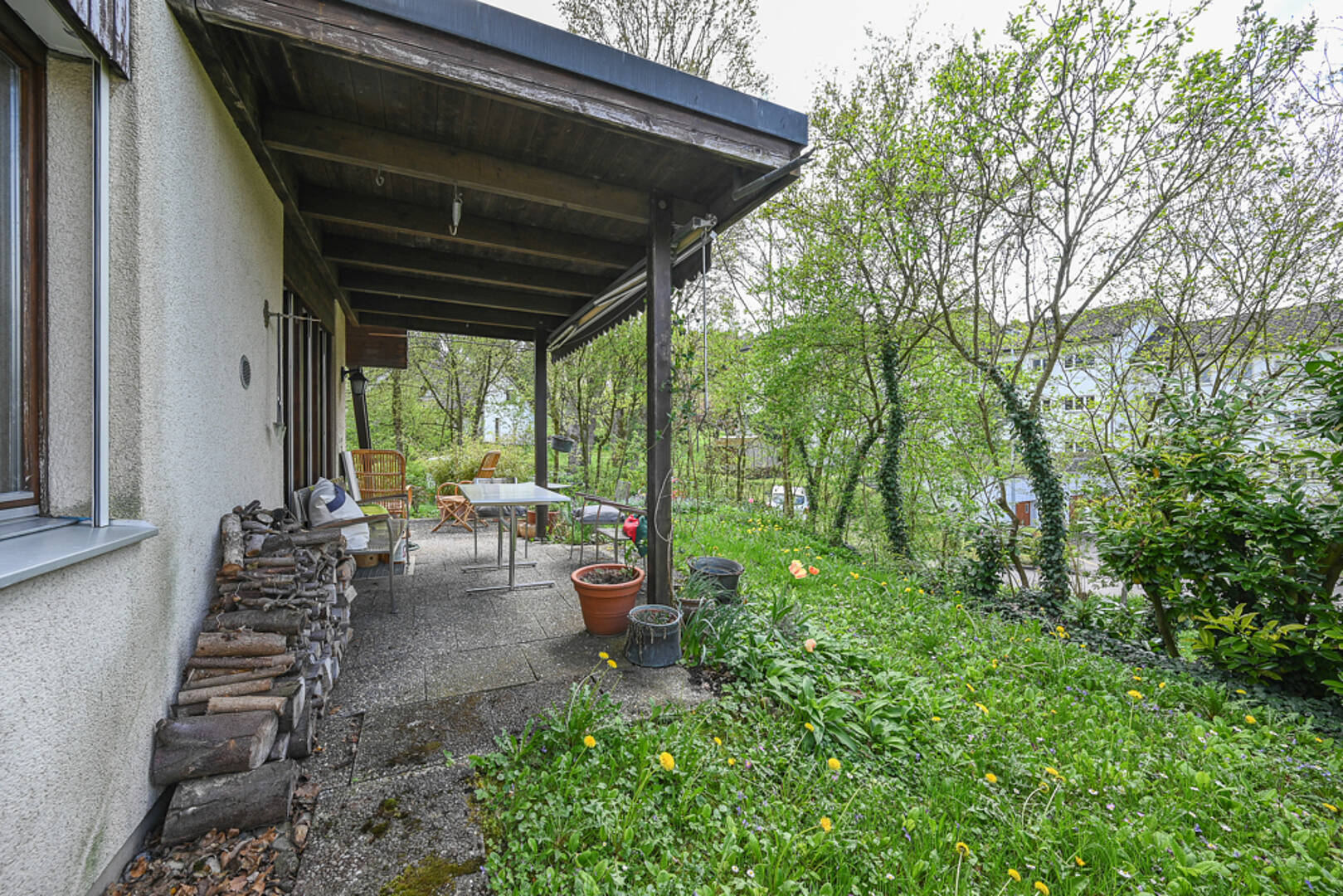 Überdachte Terrasse mit Gartenblick