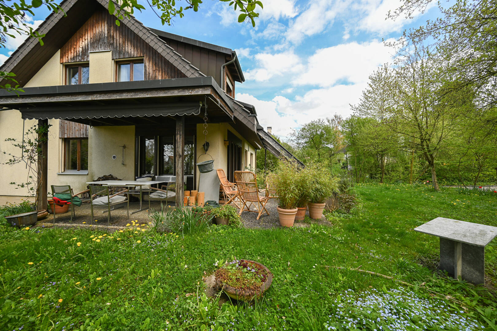 Gartenansicht mit Terrasse am Haus