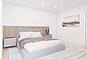 Helles Schlafzimmer mit Doppelbett