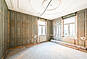 Heller leerer Wohnraum mit Fensterfront