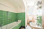 Badezimmer mit grüner Kachelwand