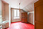 Heller Wohnraum mit Holzboden und großen Fenstern