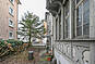 Innenhof mit enger Bebauung und historischen Fassadenelementen