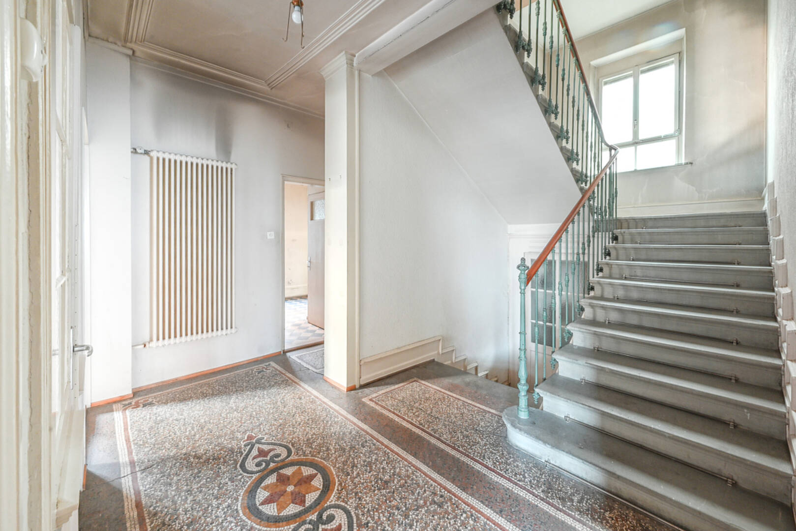 Historisches Treppenhaus mit Terrazzo-Boden