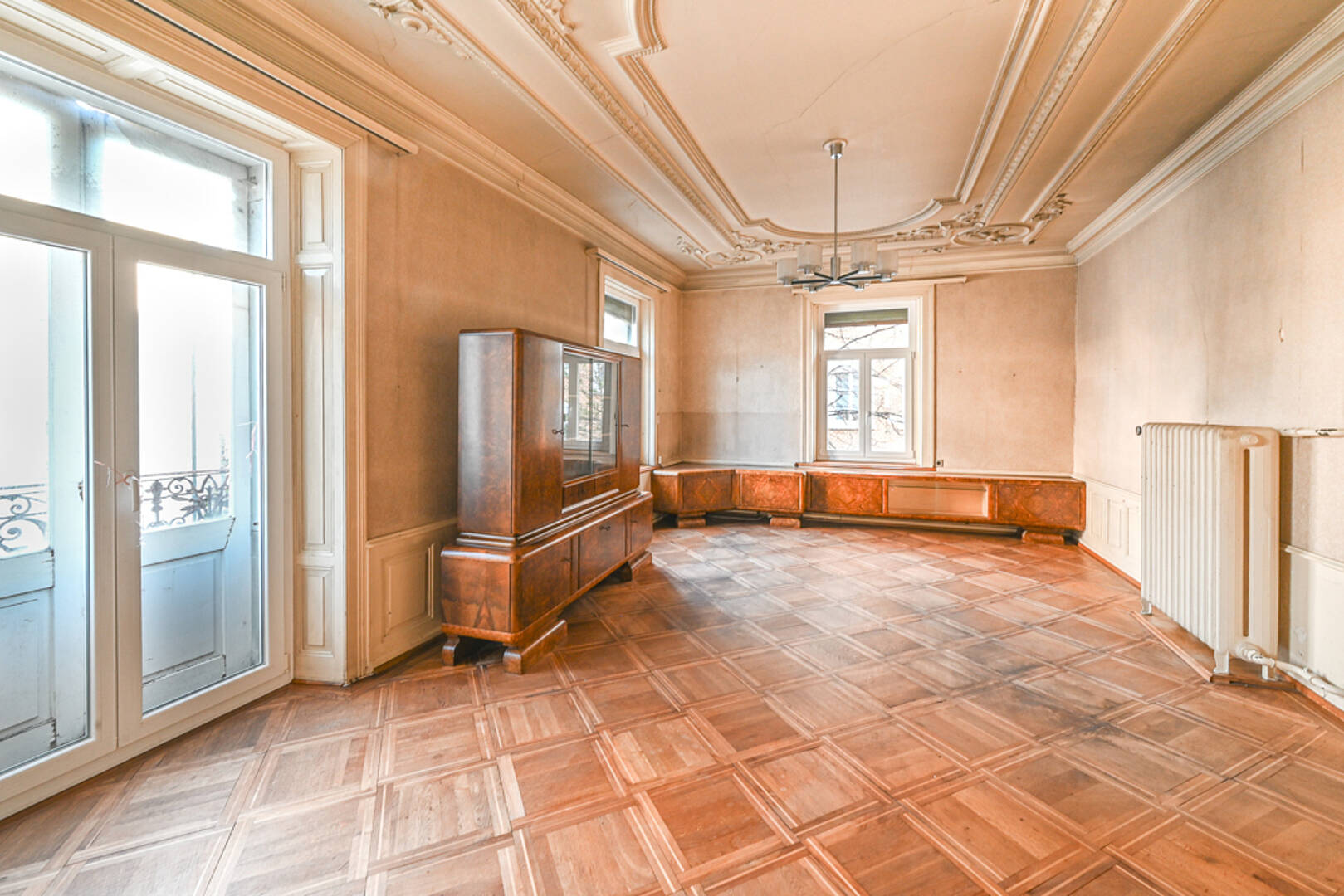 Klassischer Altbau-Wohnraum mit Stuckdecke