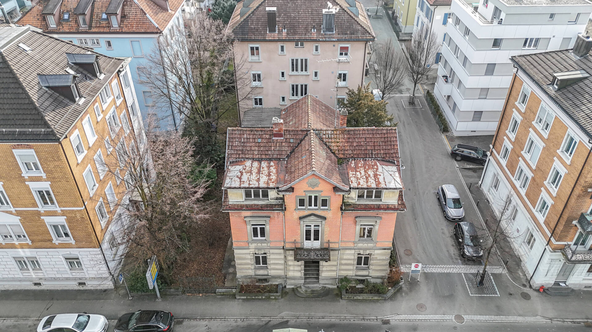 Altbauhaus zwischen Wohngebäuden