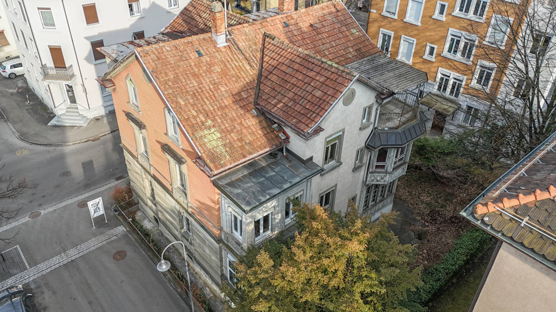 Städtisches Wohnhaus mit rotem Ziegeldach