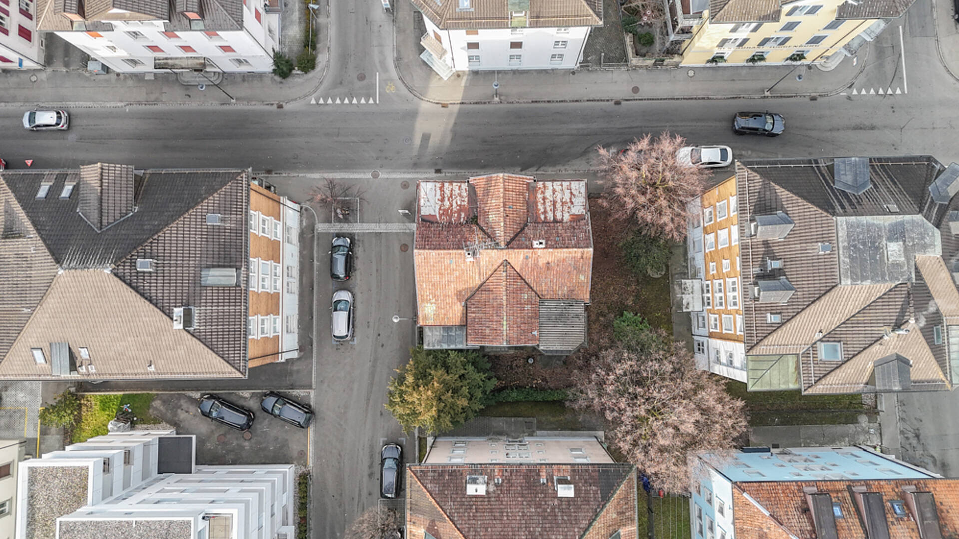 Luftaufnahme eines Wohnquartiers mit Straßenkreuzung