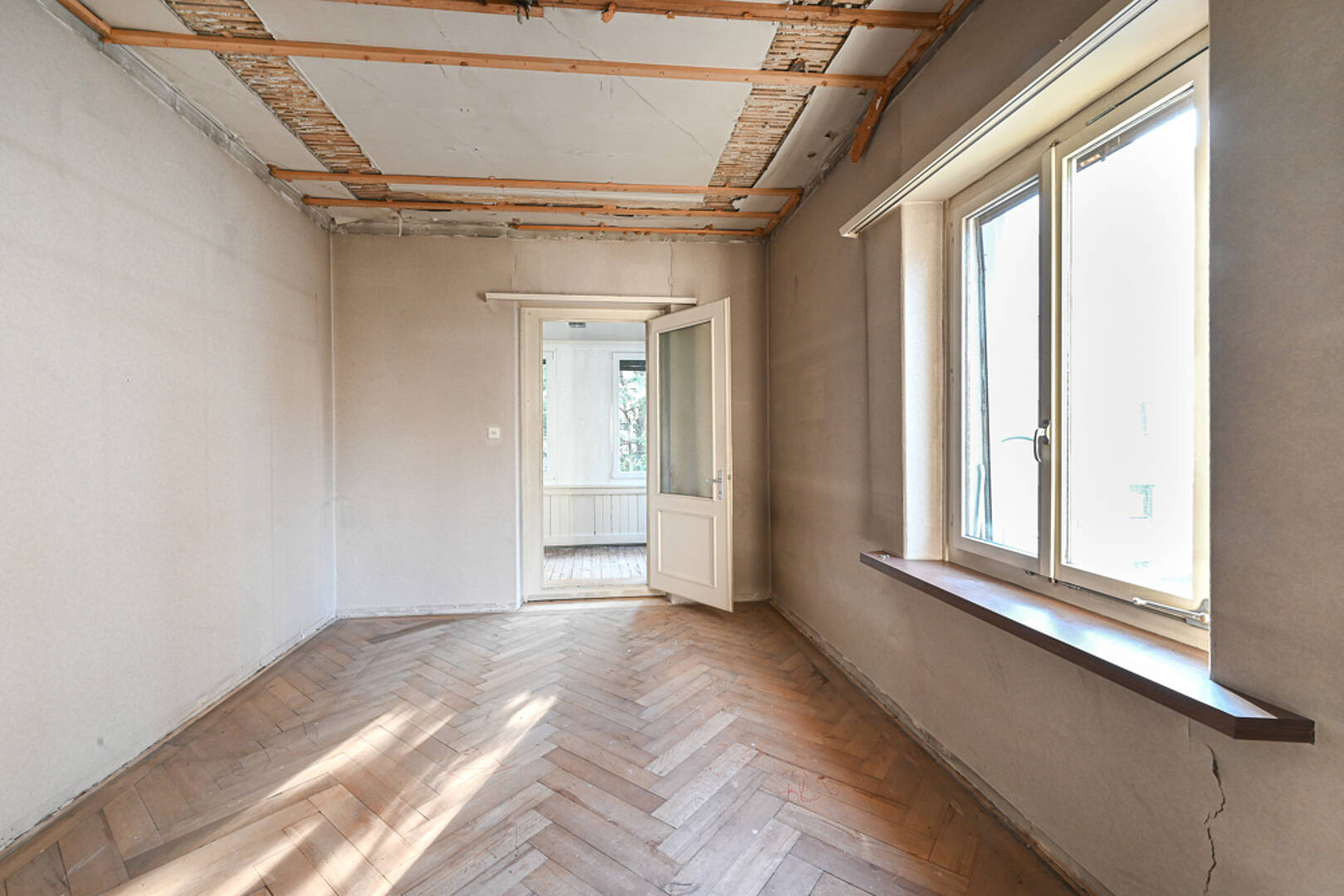 Renovierungsbedürftiger leerer Raum mit sichtbaren Baumaßnahmen