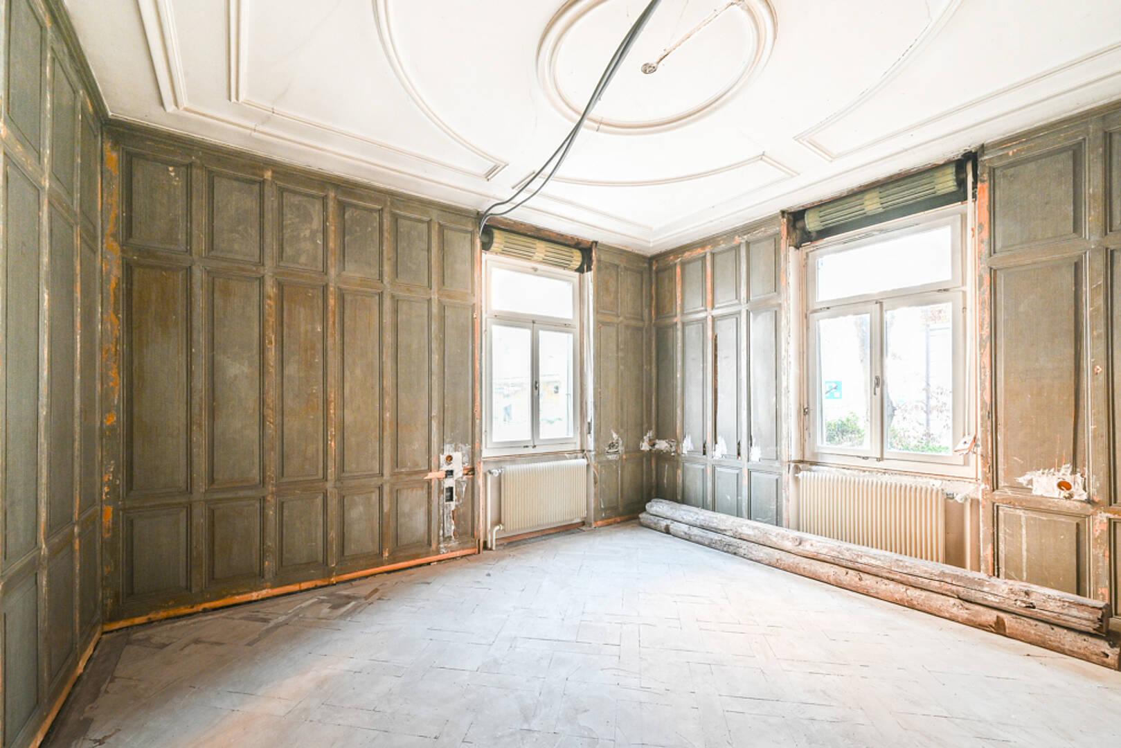 Historischer, renovierungsbedürftiger Raum mit Paneelwänden
