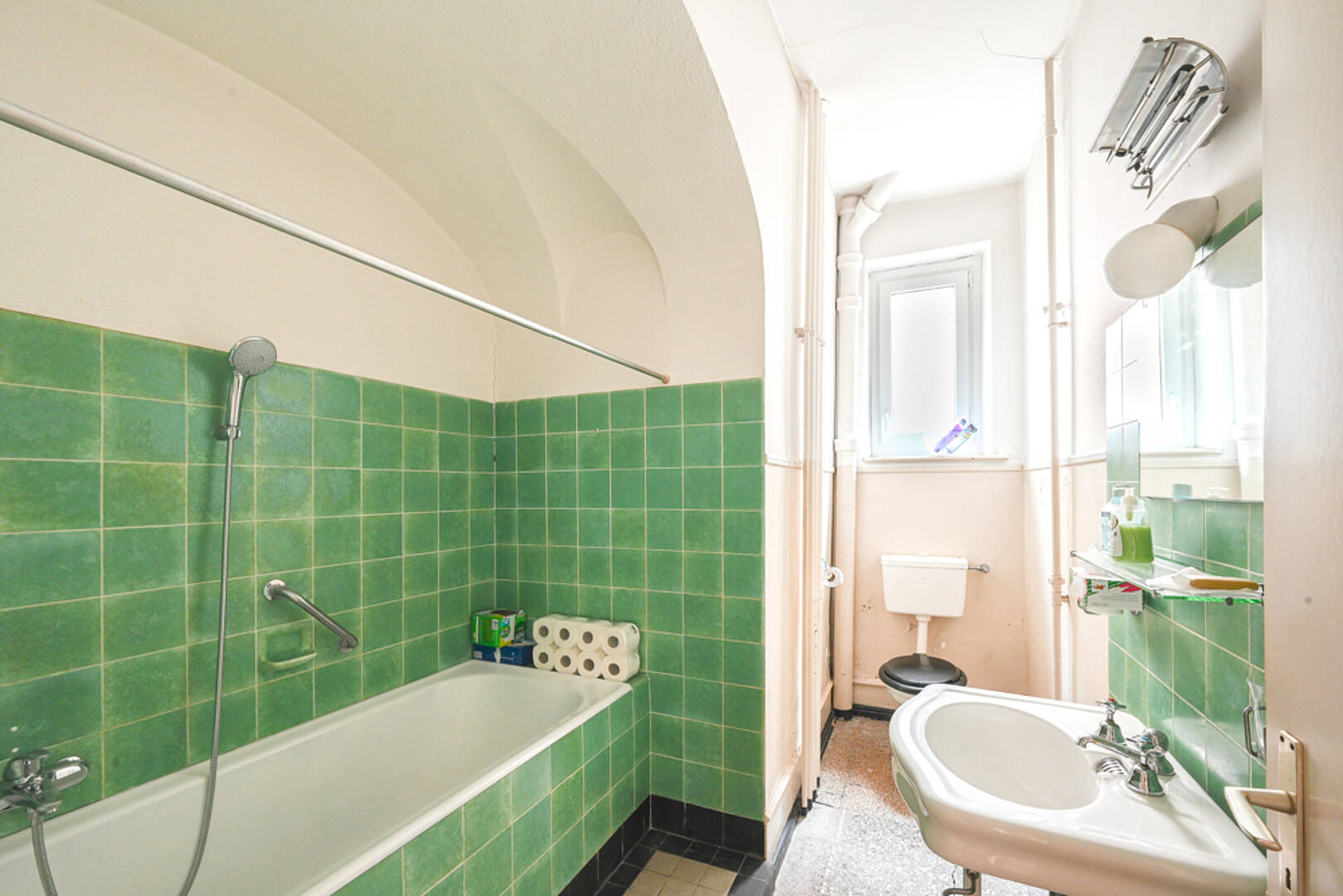 Schmales Badezimmer mit Badewanne und separatem WC