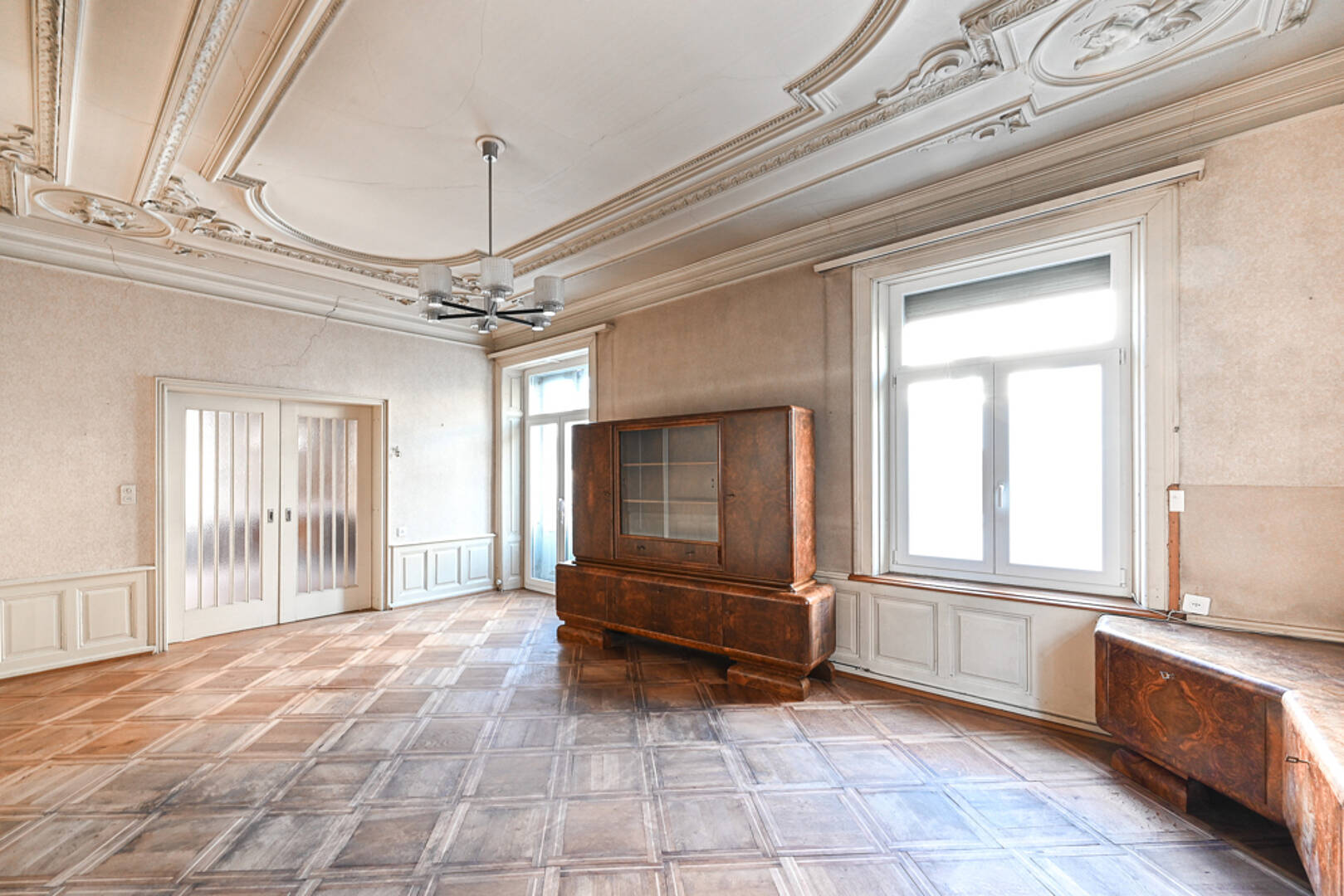 Prunkvoller leerer Raum mit Stuckdecke