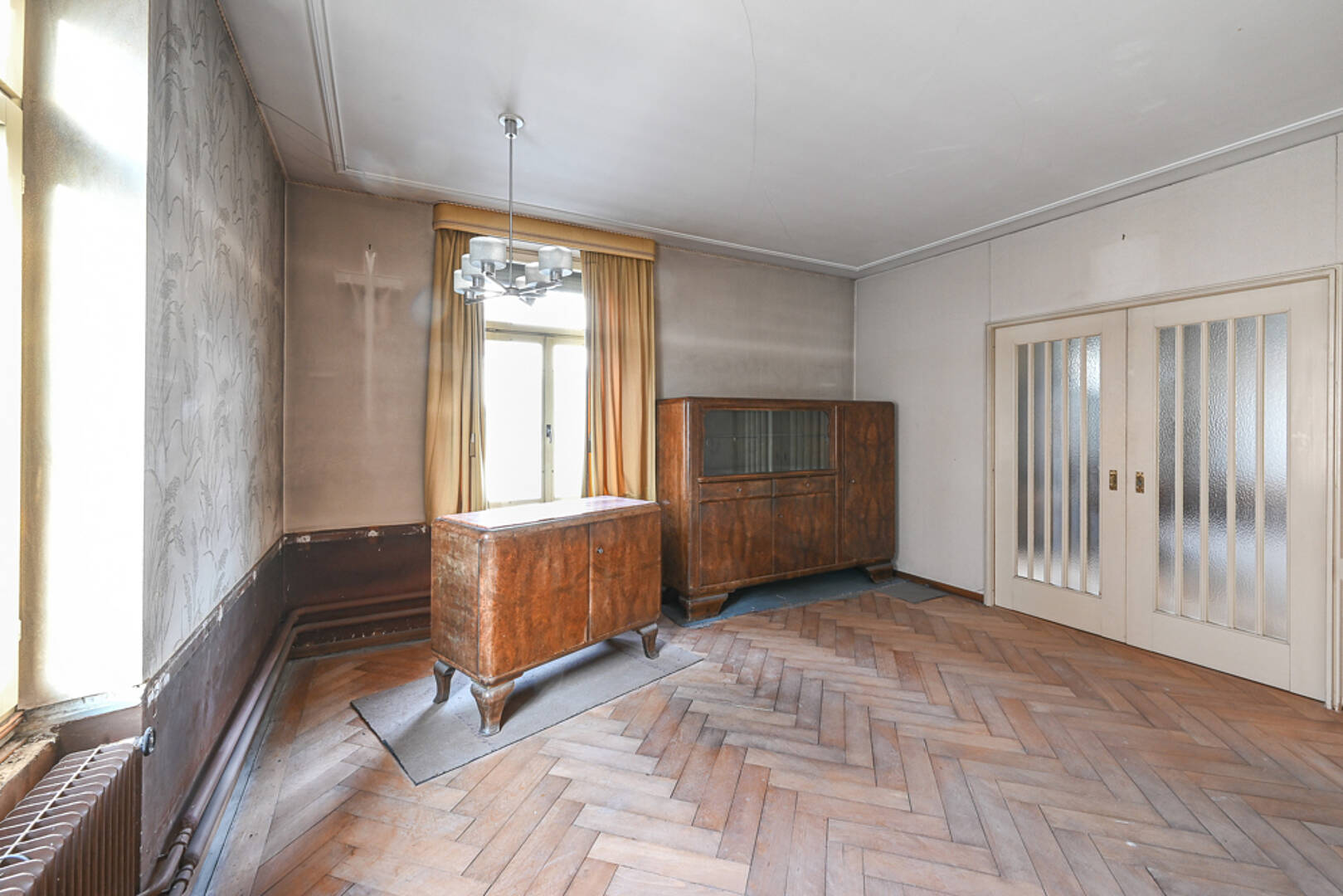 Altmodisches Wohnzimmer mit Holzmöbeln