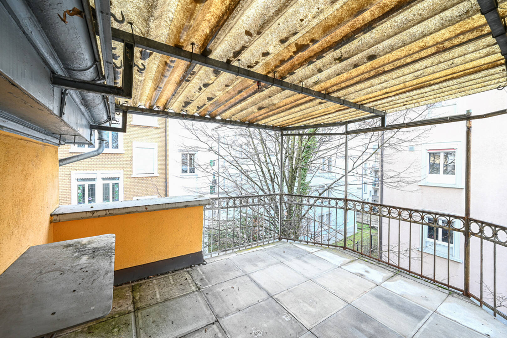 Überdachter Balkon mit Blick in den Innenhof