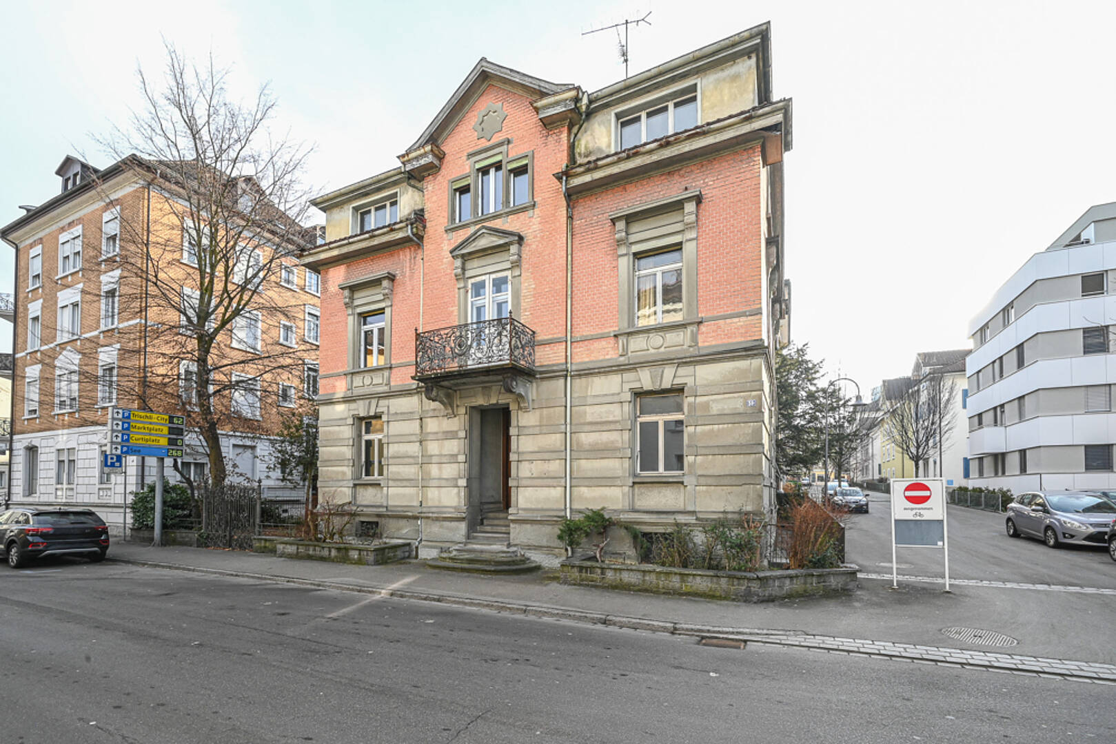 Historische Stadthausfassade an einer Straßenecke