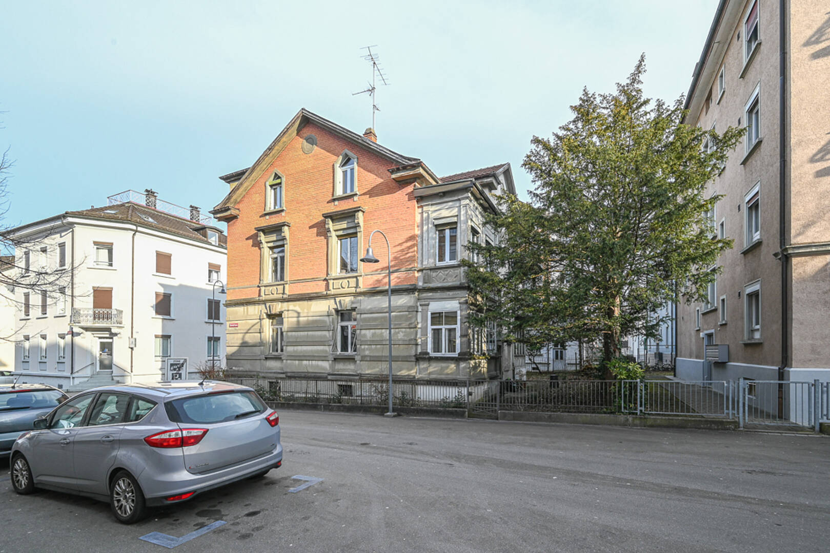 Städtische Straßenansicht mit Mehrfamilienhäusern