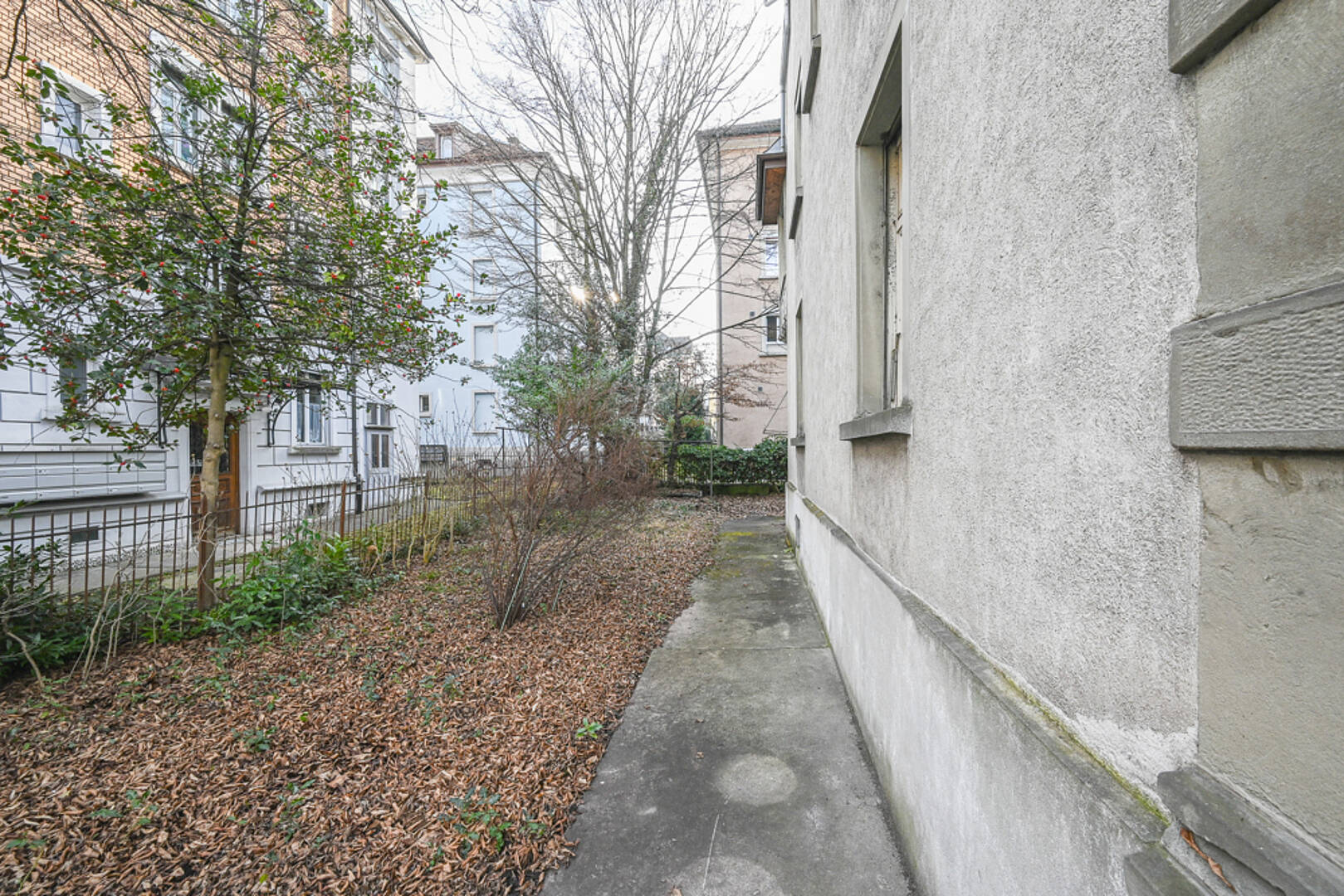 Seitlicher Hof- bzw. Gartenbereich zwischen zwei Gebäuden