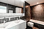 Modernes Badezimmer mit Badewanne und Walk-in-Dusche