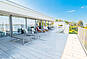 Dachterrasse mit Sitzbereich am Wasser