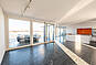 Heller Wohnraum mit Panoramafenstern