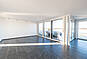 Heller leerer Wohnraum mit Meerblick