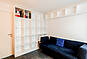 Heller Wohnraum mit Fensterfront und Sofa