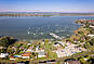Küstenblick über Stadt und Wasser