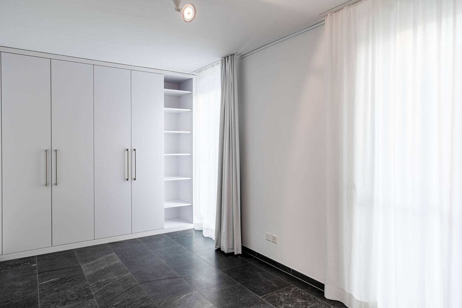 Helles Schlafzimmer mit Einbauschrank
