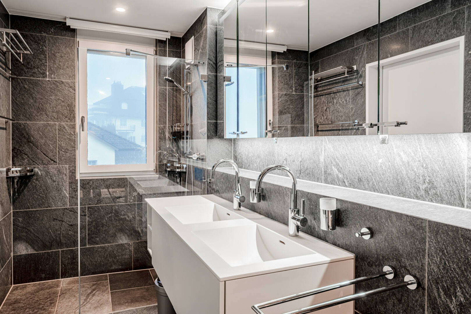 Modernes Bad mit Doppelwaschbecken