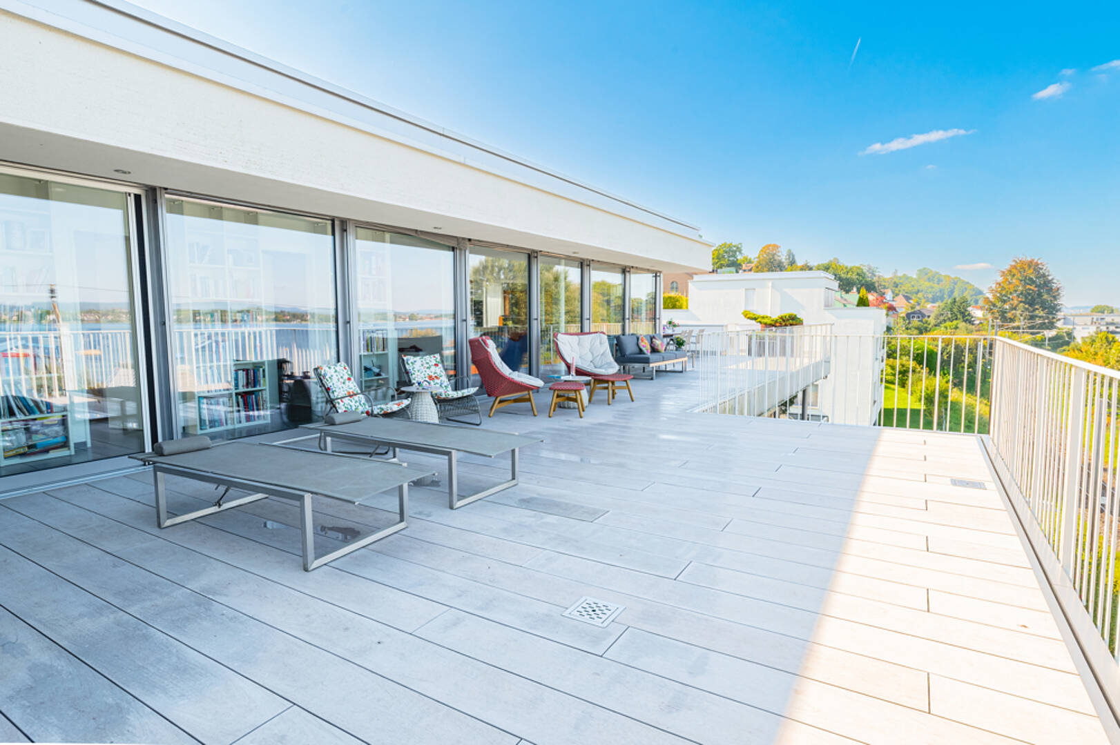 Große Dachterrasse mit Seeblick