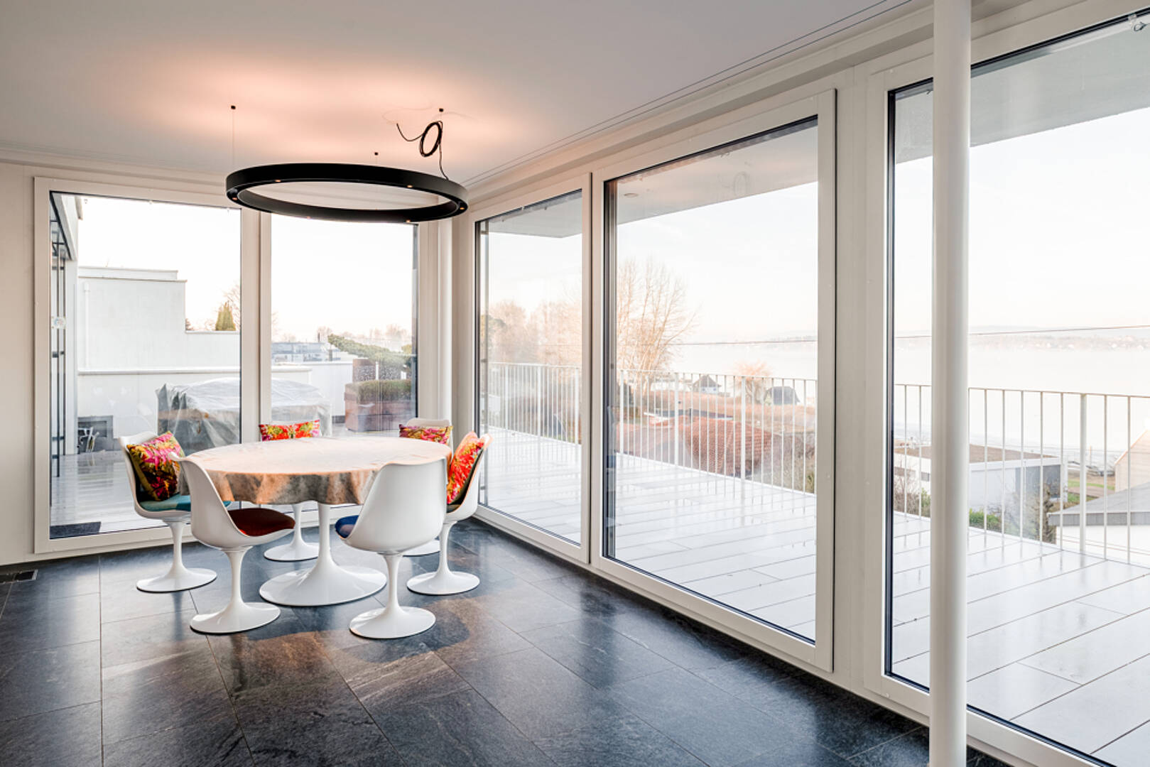 Lichtdurchfluteter Essbereich mit Panoramafenstern