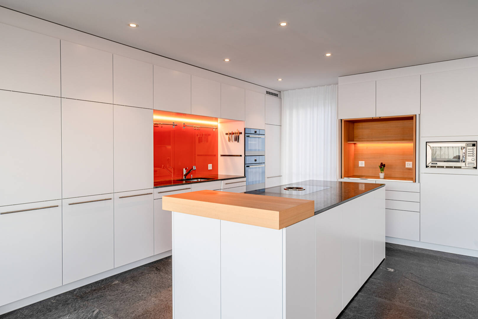 Moderne weiße Designküche mit Kochinsel