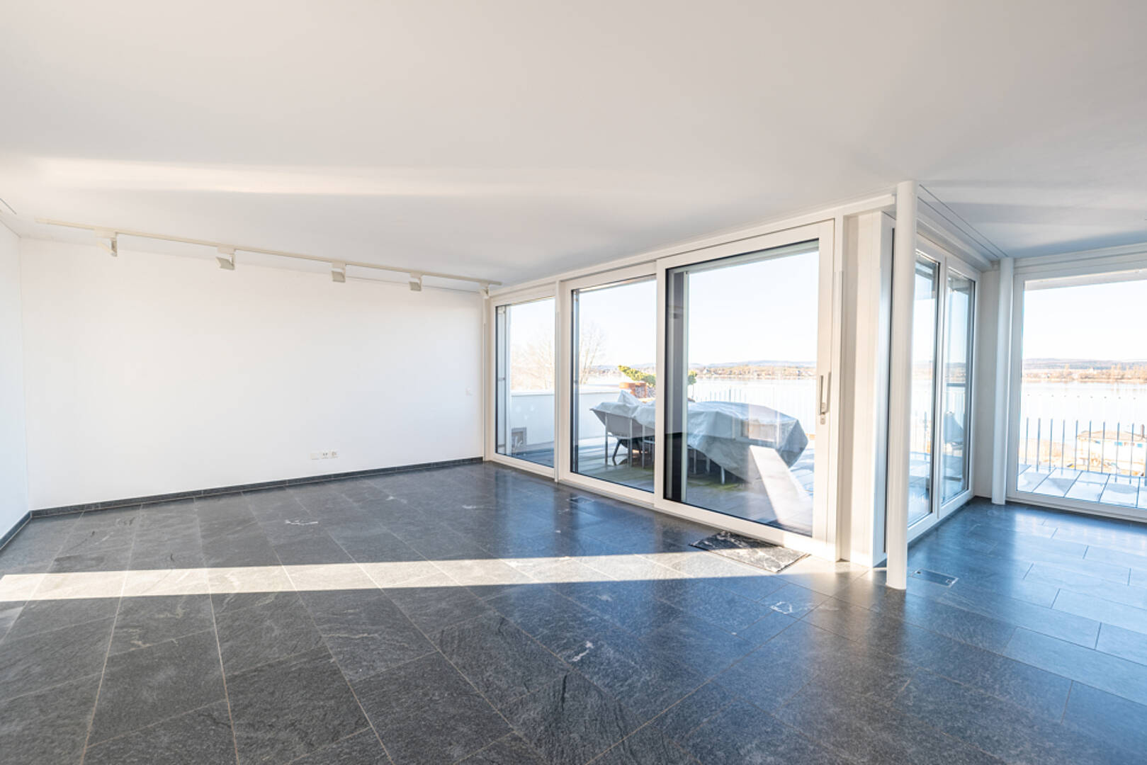 Heller Wohnraum mit Seeblick
