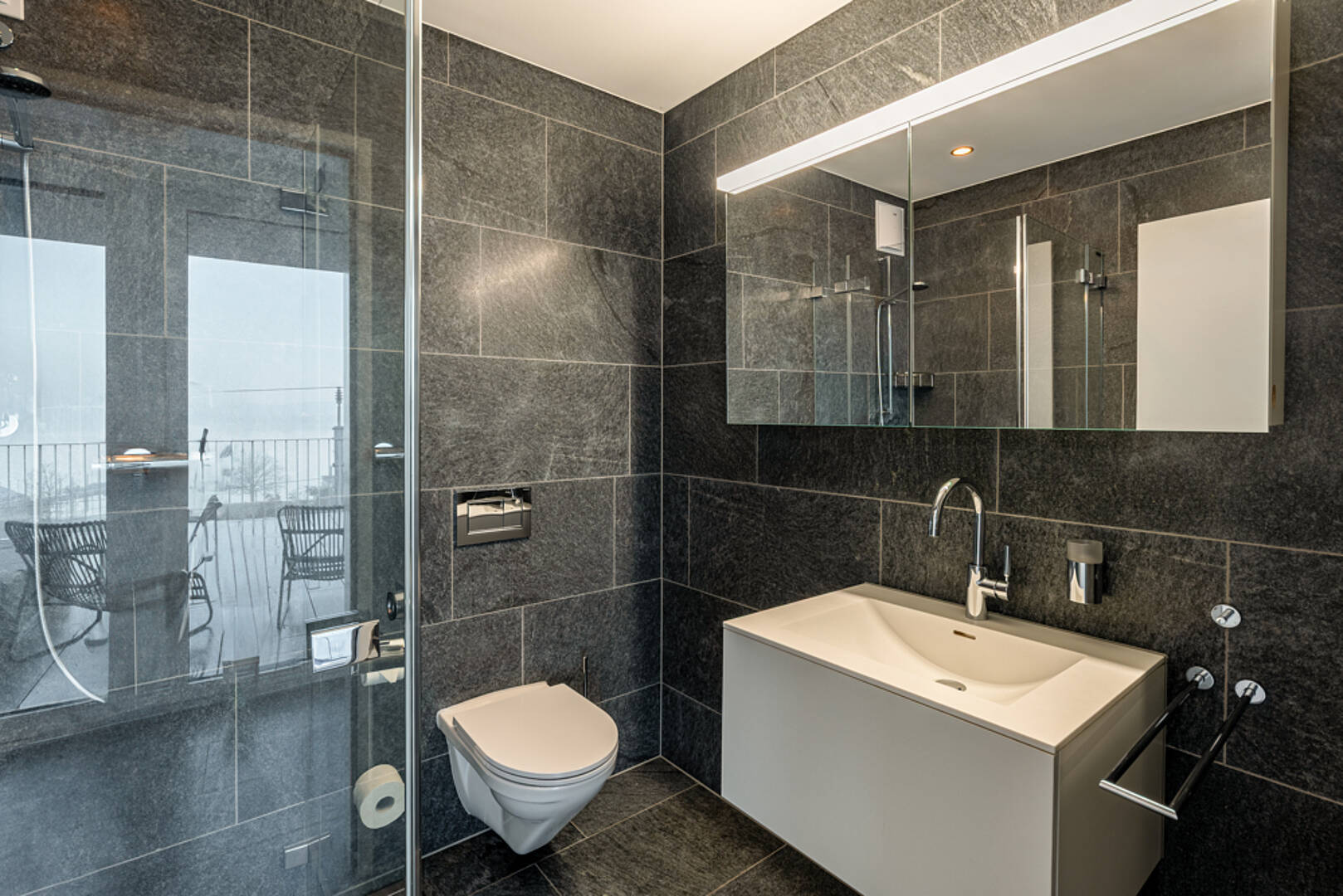 Modernes Badezimmer mit dunkler Steinoptik