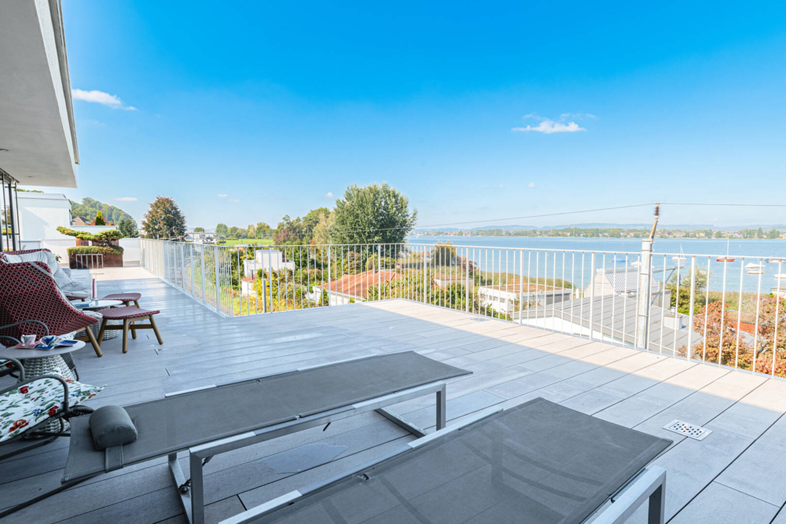 Große Seeterrasse mit Panoramaausblick