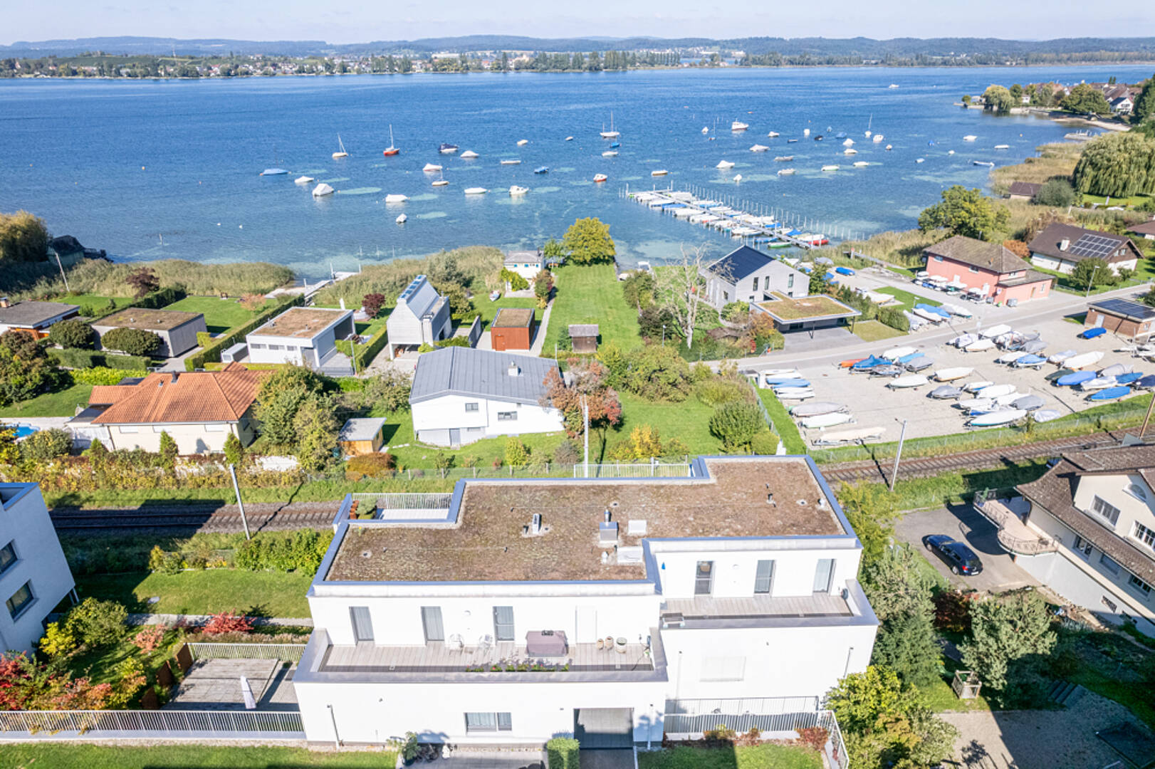 Luftaufnahme eines Hauses am Seeufer