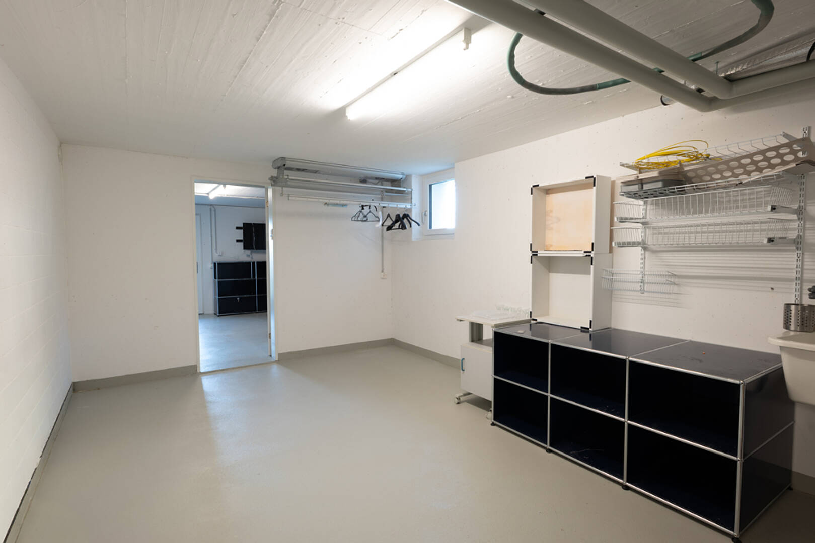 Keller- oder Hauswirtschaftsraum mit Regalen