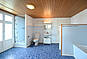 Leerer Innenraum mit Holzdecke