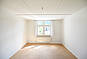 Heller, leerer Wohnraum mit Fenster