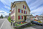 Mehrfamilienhaus an der Straßenecke