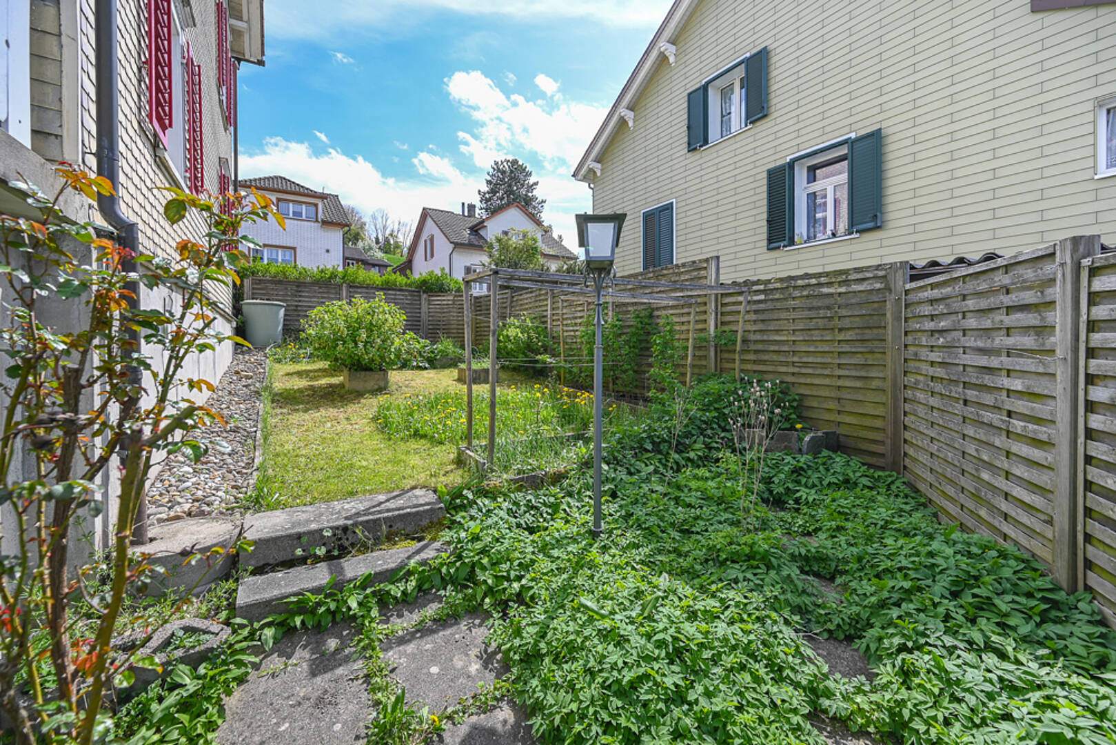 Garten zwischen Wohnhäusern