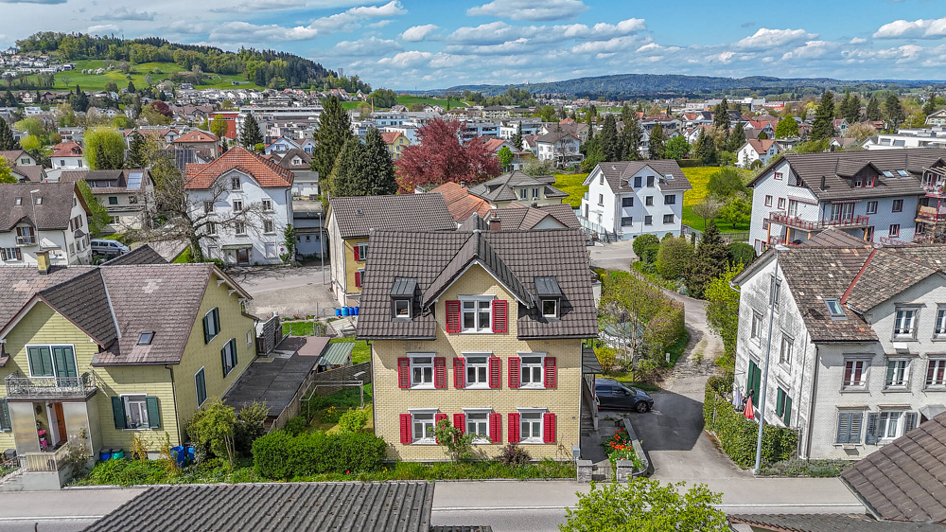 Luftaufnahme eines Wohngebiets mit Häusern und Landschaft