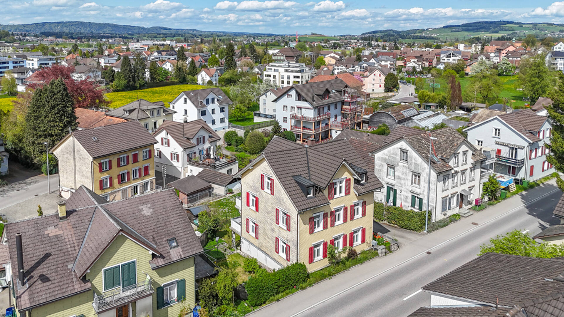 Luftaufnahme eines Wohngebiets mit vielen Einfamilienhäusern