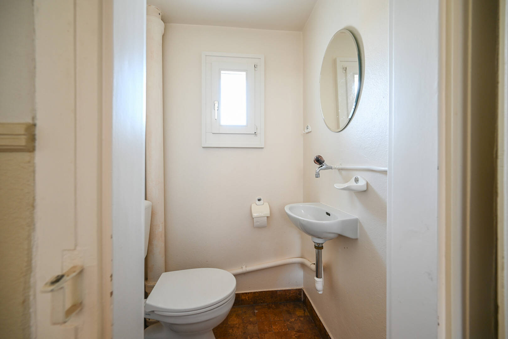 Kleines Gäste-WC mit Waschbecken