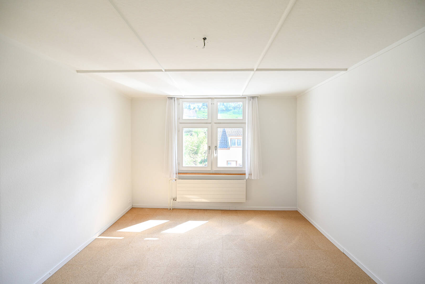 Heller leerer Raum mit Fenster