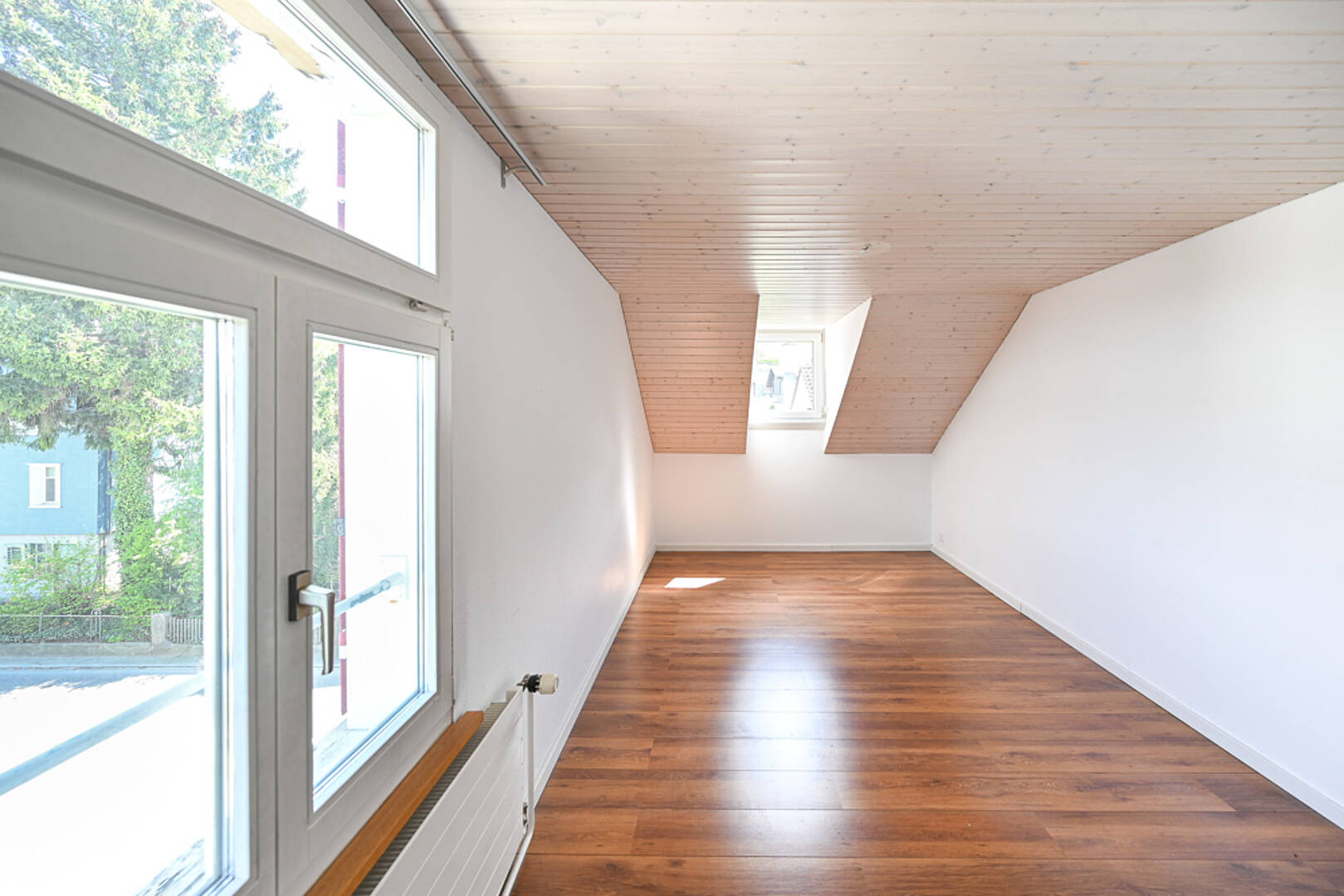 Helles Dachgeschosszimmer mit Holzboden