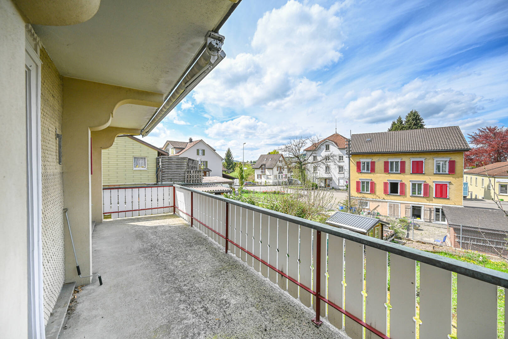 Balkon mit Ausblick auf Wohnhäuser