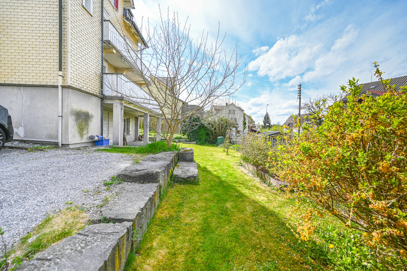Außenansicht eines Wohnhauses mit Garten